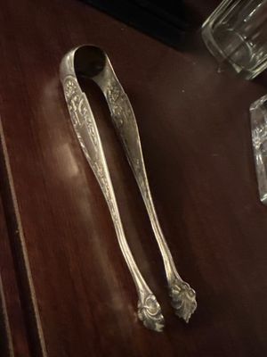 deux cuillères et une bouteille d'eau sur une table