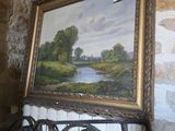 une photo d'un tableau accroché au mur à côté d'un banc