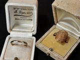une petite boîte contenant une bague, posée sur une table