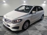 La Mercedes Classe B est garée sur un sol carrelé à motif damier