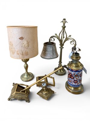 un grand nombre d'objets différents posés sur une table