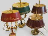 trois lampes ornées de nuances différentes de rouge, de vert et d'or