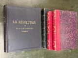 deux livres posés l'un à côté de l'autre sur une table