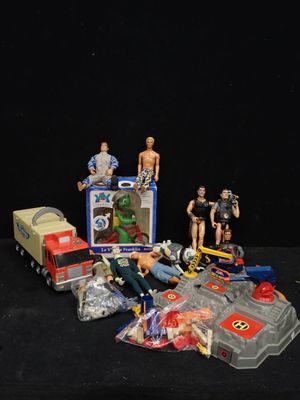 de nombreuses figurines disposées sur une table