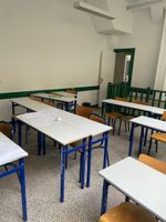 Ensemble des tables et chaises d'écoliers plateau bois struc… (photo 4)