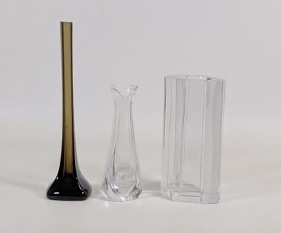 deux vases et un vase en verre sur la table