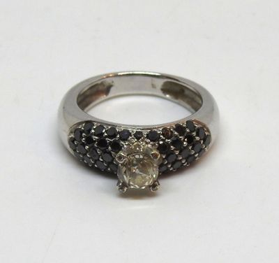 une photo d'une bague sertie de diamants noirs et blancs