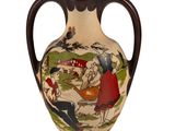 un vase avec un tableau posé sur une table