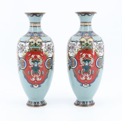 Paire de vases balustre en cuivre et émaux cloisonnés polych…