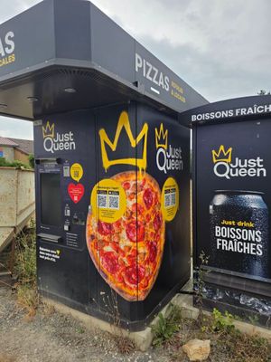 deux distributeurs automatiques recouverts de graffitis