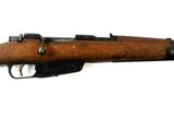 un gros plan d'un fusil sur un fond blanc avec un fond blanc