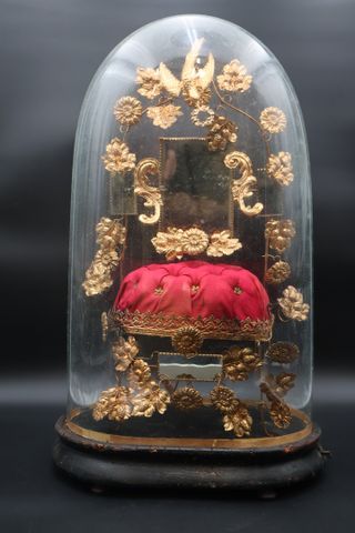 Globe de mariés, décor de cuivre repoussé, et support en bois noi...