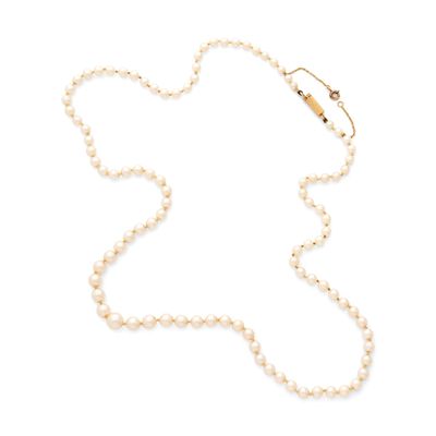 un collier de perles avec un fermoir en or sur fond blanc