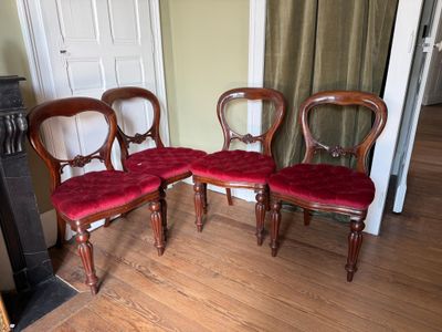 trois chaises assises l'une à côté de l'autre sur le sol