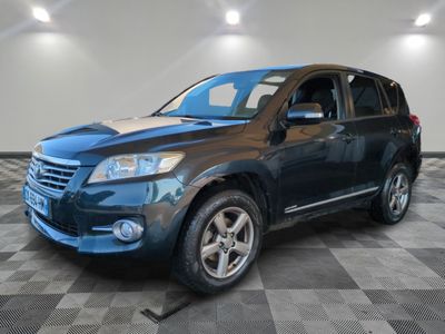 une photo d'une Toyota RAV bleue garée dans un garage