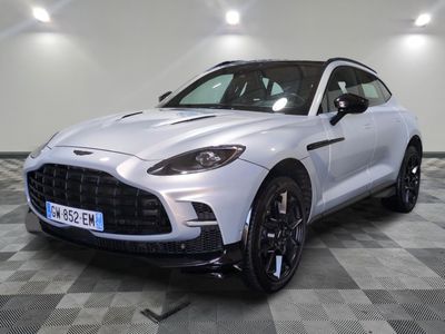 une voiture blanche garée dans une pièce au sol en damier