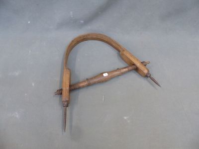 un petit outil en bois posé par terre