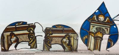Ensemble de six fragments de vitraux provenant d’un même ens…