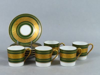 un service de six tasses et soucoupes vertes et dorées