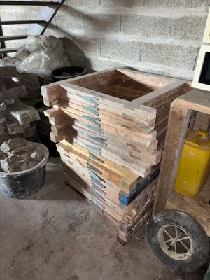 plusieurs palettes de bois empilées les unes sur les autres dans un garage