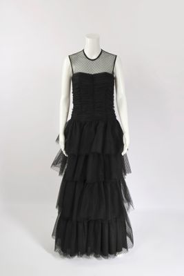 une robe noire sur un mannequin mannequin mannequin mannequin mannequin mannequin mannequin mannequin mannequin mannequin