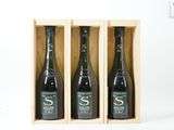 deux bouteilles de vin dans un coffret en bois sur une surface blanche