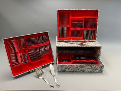 un service d'argenterie dans un coffret rouge, comprenant une fourchette et un couteau