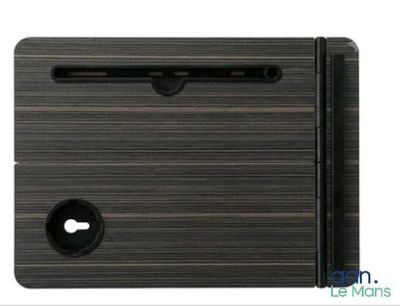 une image montrant un gros plan d'une porte en bois avec une clé