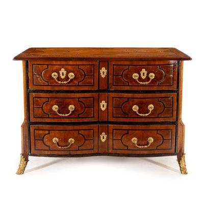 une commode en bois ornée de poignées dorées