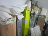 une pile de cartons et un aspirateur dans une pièce