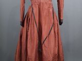 une robe marron sur un mannequin, un mannequin, un mannequin, un mannequin, un mannequin, un mannequin, un mannequin, un mannequin, un mannequin