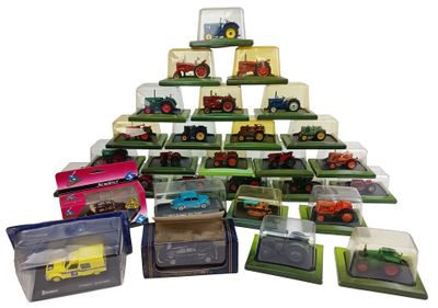 une multitude de petites voitures et de camions empilés en pyramide