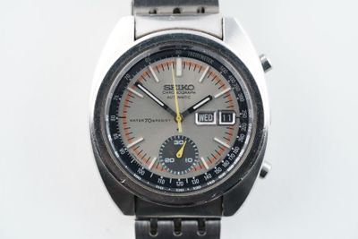 une montre posée sur une surface blanche