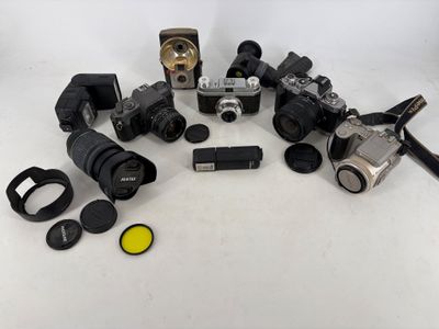 plusieurs types d'appareils photo différents posés sur une table