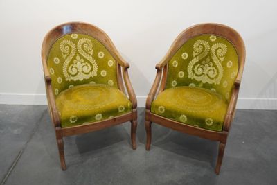 une paire de chaises du milieu du siècle, avec un revêtement vert, revêtement vert, revêtement vert, revêtement vert, revêtement vert, revêtement vert, revêtement vert