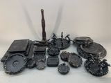 de nombreux objets métalliques posés sur une table