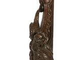 une image représentant une sculpture en bois sur laquelle est perché un oiseau