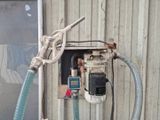 un tuyau d'arrosage fixé sur le côté d'un immeuble