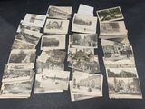 un grand nombre de cartes postales anciennes qui se trouvent sur la table