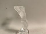 un vase en verre posé sur une table