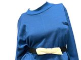 un pull bleu orné d'un nœud jaune