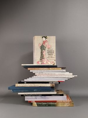 plusieurs livres empilés sur une table