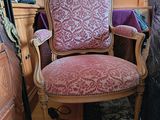 une chaise qui se trouve dans le coin d'une pièce