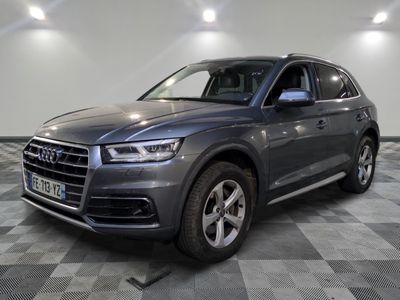 une Audi QX grise garée dans un garage