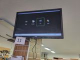 un téléviseur à écran plat fixé au mur dans un magasin