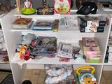 une étagère blanche remplie d'une multitude de jouets et d'autres objets