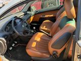 une voiture garée sur un parking, équipée de sièges en cuir