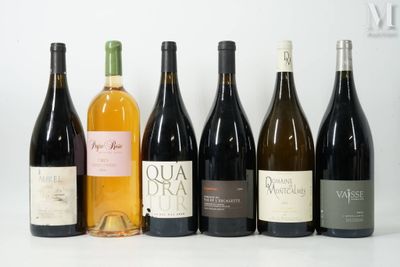 des bouteilles de vin sont alignées sur une surface blanche