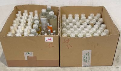 plusieurs bouteilles d'alcool dans un carton posé par terre