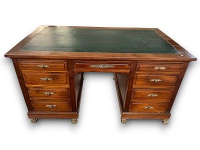 Un bureau de ministre à caisson de style Directoire découvra…